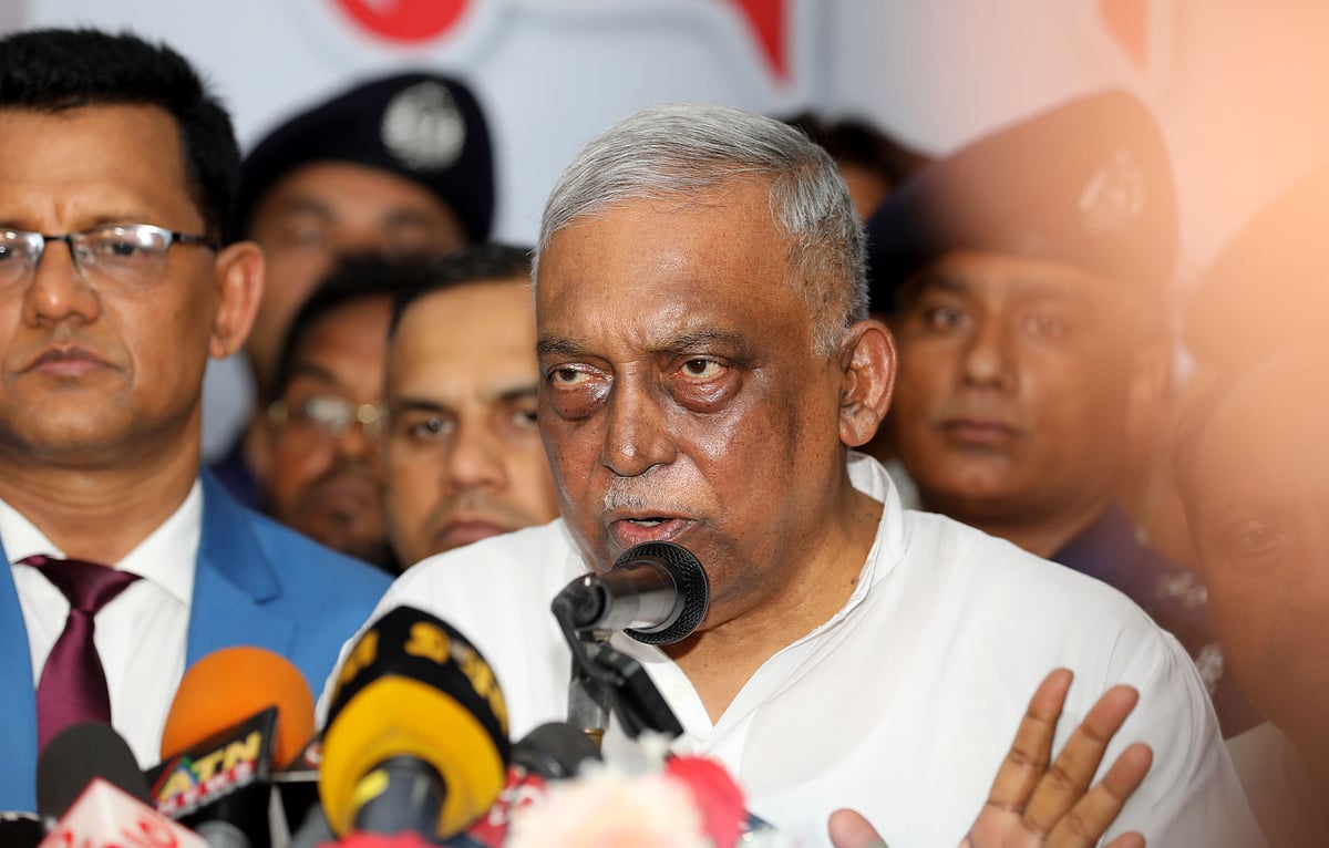 কোটা আন্দোলনে বগুড়ায় সহিংস ঘটনার বিষয়ে সাংবাদিকদের সঙ্গে কথা বলেন স্বরাষ্ট্রমন্ত্রী আসাদুজ্জামান খান। বৃহস্পতিবার বিকেলে বগুড়া জেলা প্রশাসক কার্যালয়ে